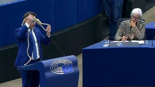 Cappio mostrato a Lagarde, sospensione di tre giorni dello stipendio per l’Europarlamentare Angelo Ciocca