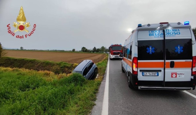 Escono di strada e finiscono in un fosso, due giovani in ospedale