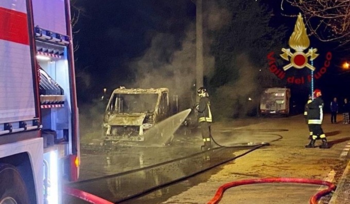 Camper va a fuoco nella notte, due ore di lavoro per spegnere le fiamme