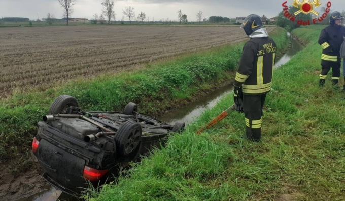 Esce di strada e si ribalta in un fosso, soccorsi attivati per un 25enne