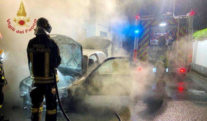 Auto prende fuoco a Ottobiano, intervengono i Vigili del Fuoco