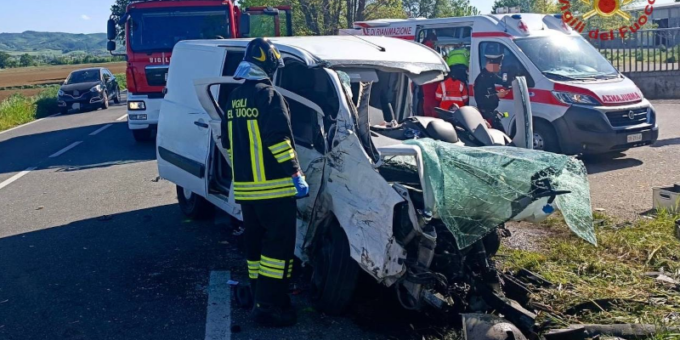 Incidente stradale, schianto fra due veicoli: un ferito grave