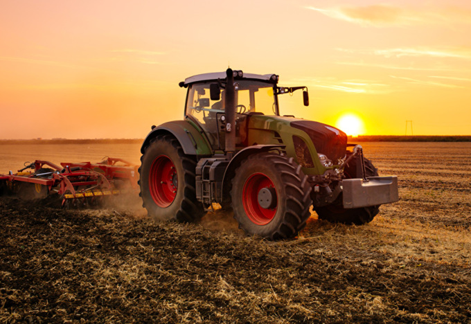 Dramma in Lomellina: agricoltore 48enne si ribalta con il trattore, portato via con l’elicottero