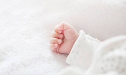 Neonata di tre mesi muore a Pavia: segni di botte sul corpo denutrito, accusati i genitori