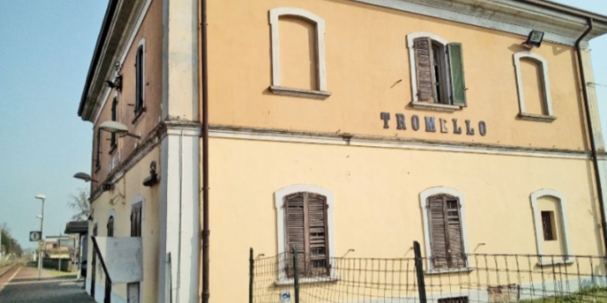Rissa davanti la stazione, si prendono a cazzotti e scatenano il caos sul treno