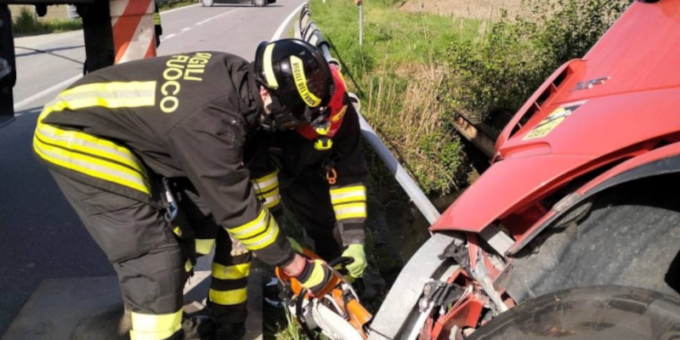 Incidente stradale, mezzo pesante finisce fuori dalla carreggiata e sfiora la condotta del gas