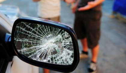 Simulano un incidente e si fanno consegnare contanti: scoperta truffa dello specchietto a Cassolnovo