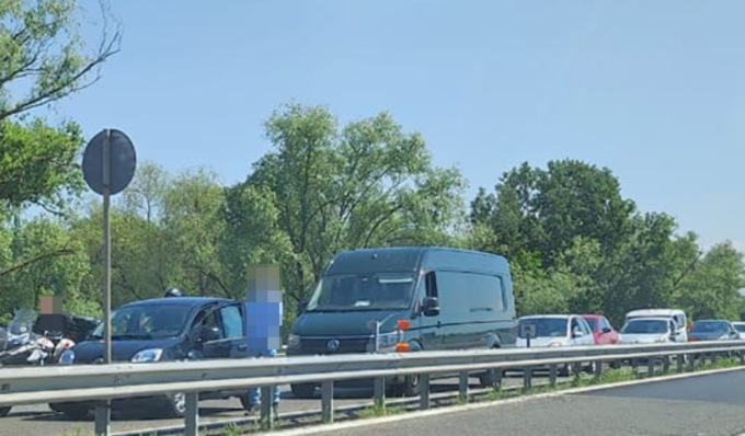 Scontro in Tangenziale tra auto e camioncino dei rifiuti, due feriti