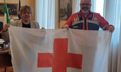 Il prefetto De Carlini riceve la bandiera storica della Croce Rossa Italiana