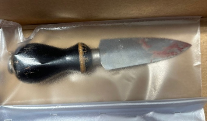 Tentato omicidio, colpisce al petto il vicino di casa con un coltello da formaggio