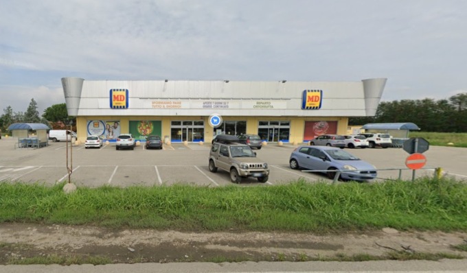 Ruba un portafoglio al supermercato, poi preleva contanti con la carta di credito