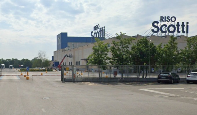 Infortunio alla Riso Scotti, operaio 35enne cade all’interno di una grata e finisce in ospedale