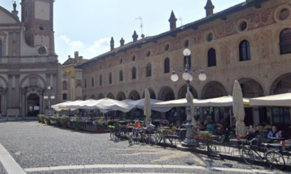 Vandali in piazza a Vigevano, ombrelloni e tavolini di un bar imbrattati con svastiche