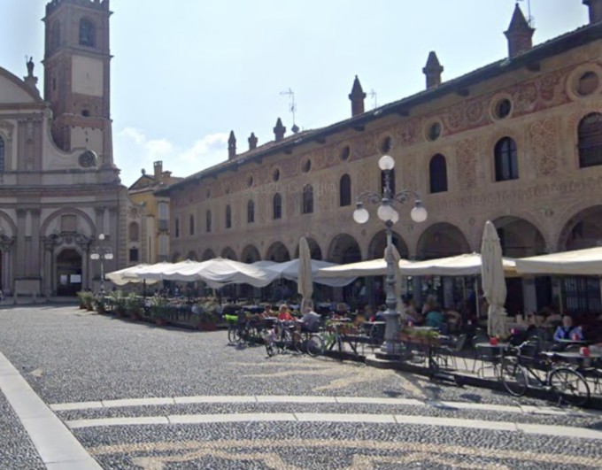 Vandali in piazza a Vigevano, ombrelloni e tavolini di un bar imbrattati con svastiche