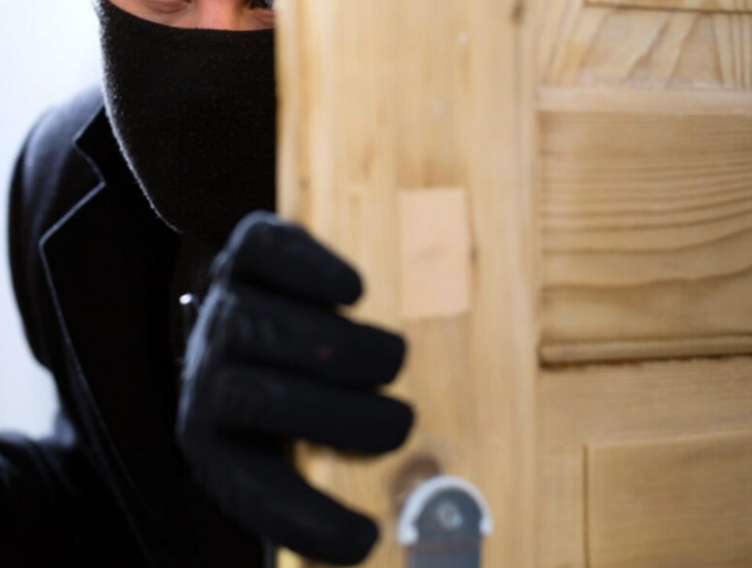Rubano un armadietto in una casa di Breme e all’interno trovano una pistola e tre fucili