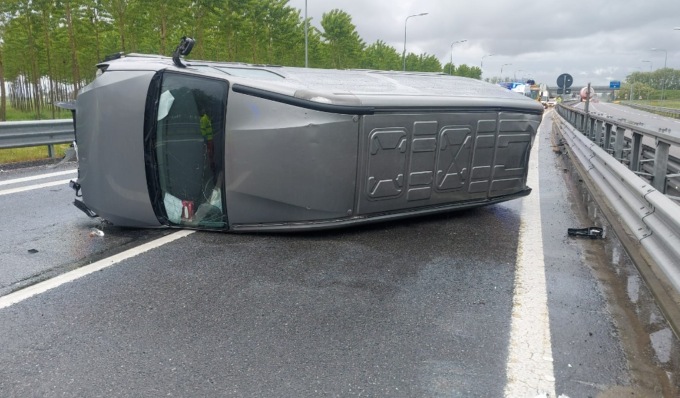Furgone ribaltato sul raccordo tra Pavia e Bereguardo, soccorso 27enne
