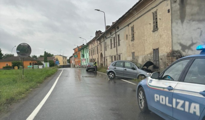 Schianto contro il muro di una casa, due donne in ospedale