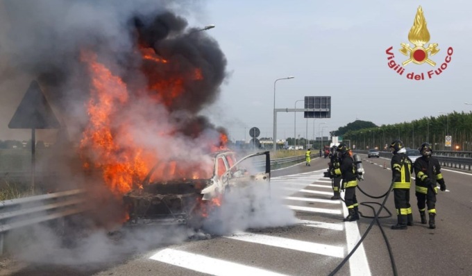 Auto a fuoco lungo la A53, mezzo completamente distrutto dalle fiamme