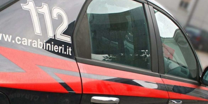 Si intrufola nell’abitazione e poi aggredisce i Carabinieri