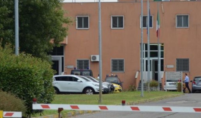 Detenuto sferra pugni al volto a un poliziotto e lo manda in ospedale