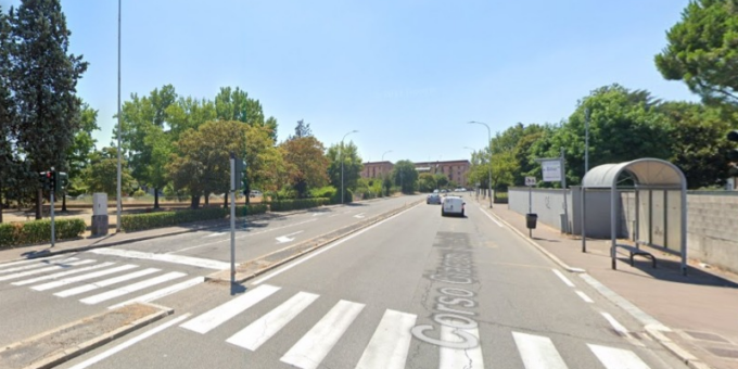 Incidente stradale, motociclista si schianta contro un’auto: 26enne ferito