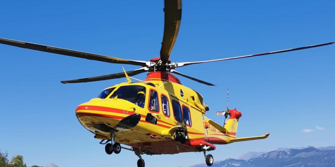 Schianto sulla statale, moto finisce fuori strada: una 50enne in ospedale in elisoccorso