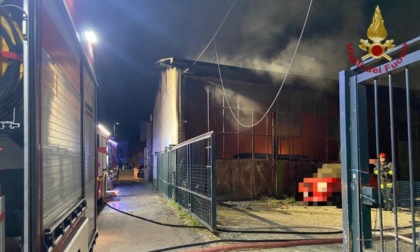 Incendio nella notte a Sannazzaro, a fuoco un capannone