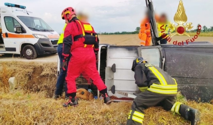 Auto si ribalta lungo la provinciale e finisce in un canale, uomo incastrato nell’abitacolo