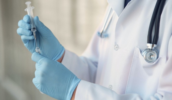Infermiere vaccina la moglie in pensione durante open day riservato: Asst Pavia lo sospende ma il giudice lo assolve