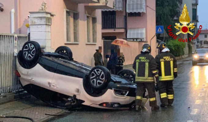 Urta un’auto parcheggiata e finisce a ruote all’aria, conducente miracolato
