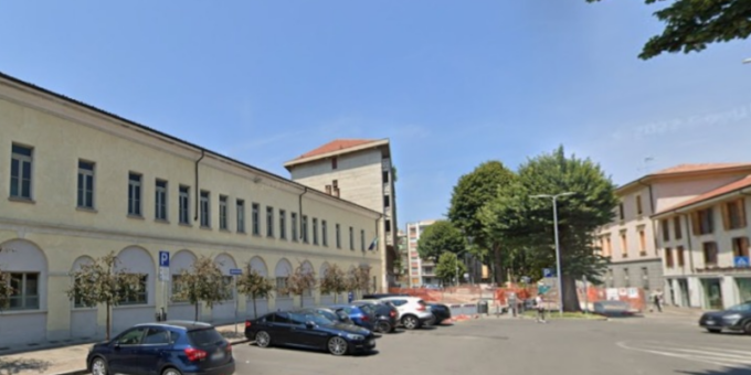 Ragazzini lanciano il manico di un ombrello all’interno di un’aula, chiamate le Forze dell’Ordine