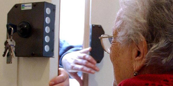 Finti tecnici dell’acqua raggirano un’anziano: scappano con un bottino di 1.500 euro