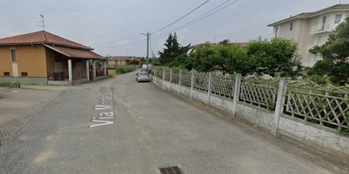 Forzano la portafinestra del bagno e rubano il bottino indisturbati, tra cui un braccialetto d’oro
