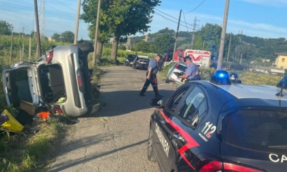 Drogato alla guida non si ferma all'alt e tampona un'auto, poi aggredisce i carabinieri