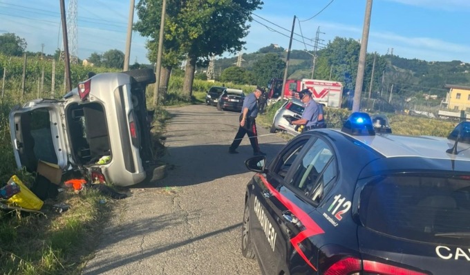 Drogato alla guida non si ferma all’alt e tampona un’auto, poi aggredisce i carabinieri