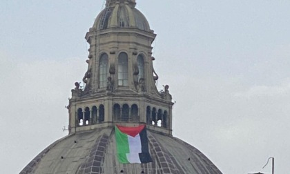 Dopo Milano, una bandiera della Palestina anche sul Duomo di Pavia