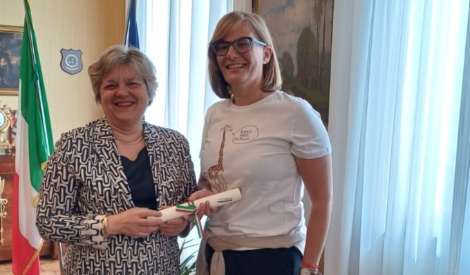 Il Prefetto di Pavia consegna alla Dottoressa Broglia l’onorificenza di Cavaliere al Merito della Repubblica