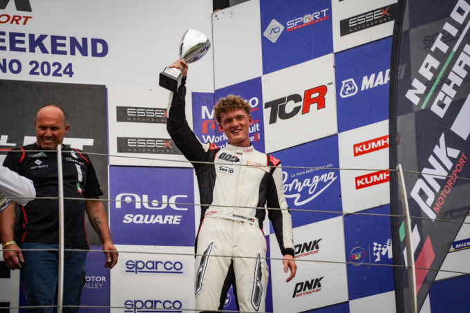 Scalata a Misano Adriatico, Campionato National Challenge GT 2024 – Lyle Schofield riconquista ben 20 posizioni