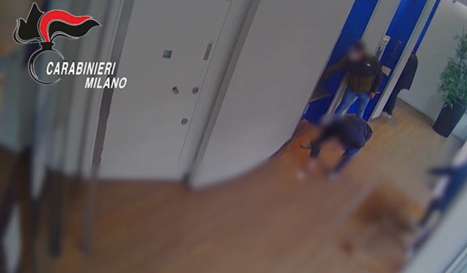 Furti agli anziani agli sportelli Bancomat, 27 colpi accertati: 10 arresti, uno in Lomellina