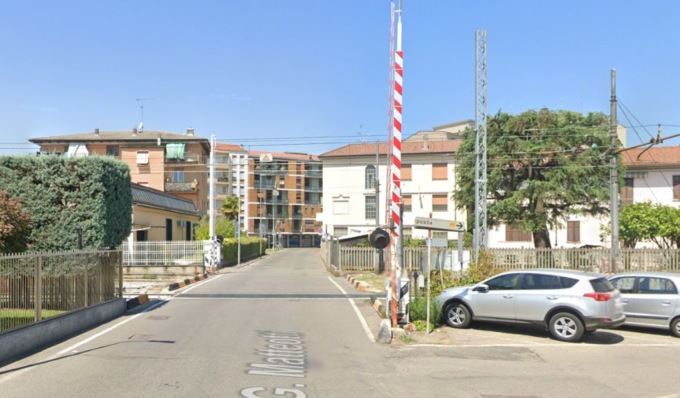 Vuole oltrepassare il passaggio a livello, ma la sbarra cade sui binari: circolazione dei treni in tilt