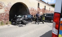 Schianto frontale tra due auto, quattro persone soccorse a Vigevano