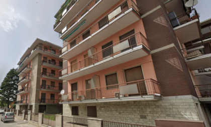 Bimbo di 18 mesi precipita dal balcone di un condominio a Pavia e muore in ospedale