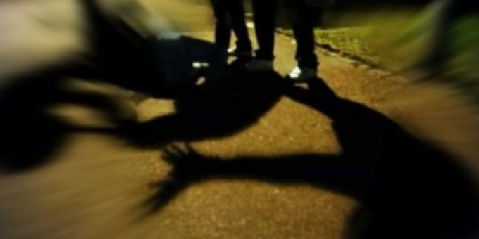Aggredito con bastoni e spranghe da tre giovani per aver chiuso il Bar