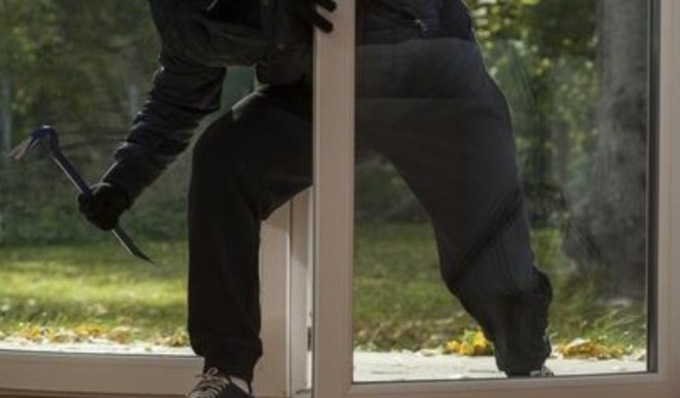 Ladro d’appartamento sorpreso (e bloccato) dai vicini di casa