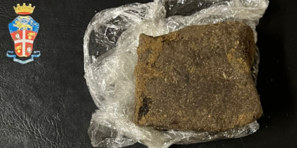 In possesso di un panetto di hashish da 200 grammi, l’inseguimento nelle campagne