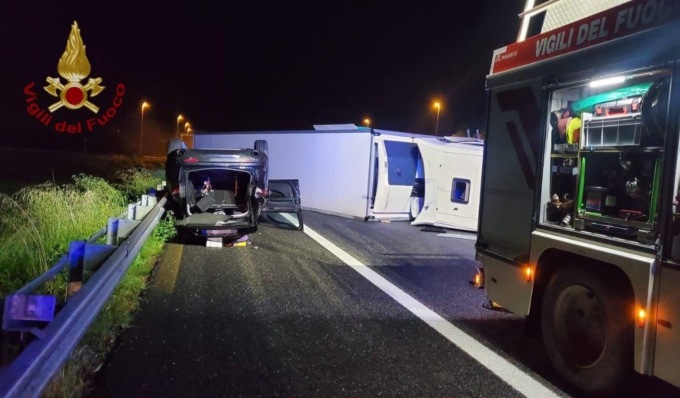 Schianto in A21 tra tir e vettura, entrambi i mezzi si ribaltano: quattro feriti