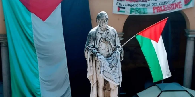 Studenti dell’Università di Pavia in protesta sotto il rettorato: “Palestina libera”