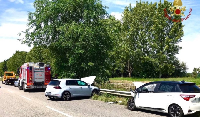 Schianto frontale tra due vetture, tre feriti tra cui un 16enne