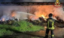 Incendio a Corteolona, a fuoco nella notte numerose rotoballe e un mezzo agricolo