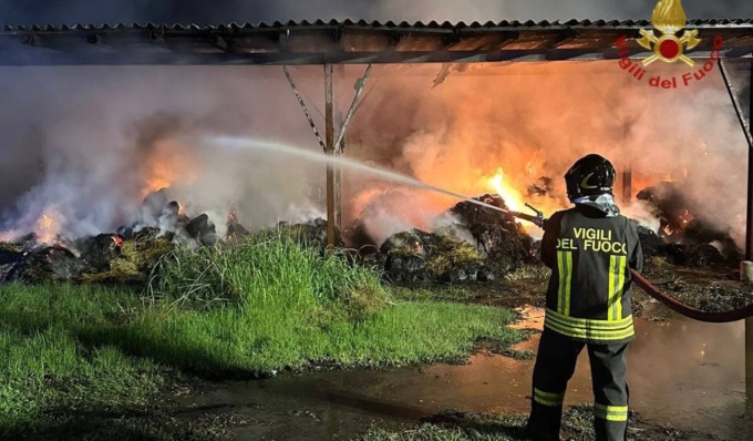 Incendio a Corteolona, a fuoco nella notte numerose rotoballe e un mezzo agricolo